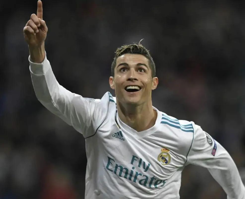 跟队记者：热刺确实对桑托斯左后卫索萨感兴趣