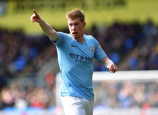 国足首训教练组亲自示范 邵佳一强调团队追求与梦想